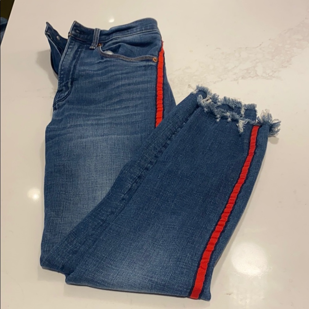 Cropped skinny jeans with red stripe